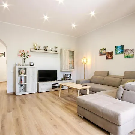 Apartment 1 Bedroom Cozy In Santegidio Del M, A,
